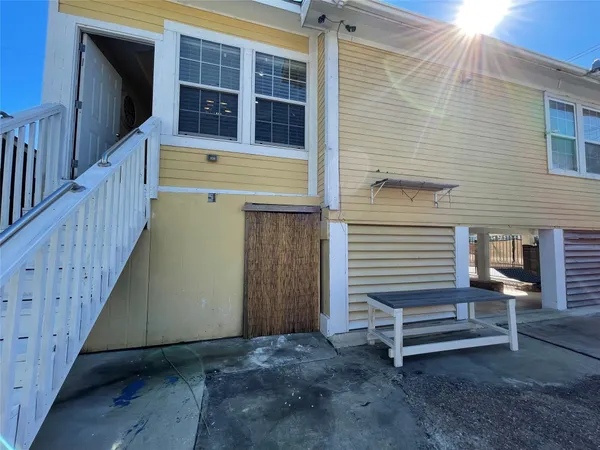 $2,500 | 1212 55th Street, Galveston, TX 77551