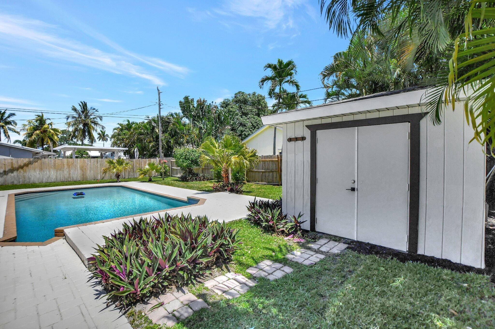 832 Southwest 10th Avenue Boca Raton, FL 33486 - Photo 38 of 57 a view of a backyard