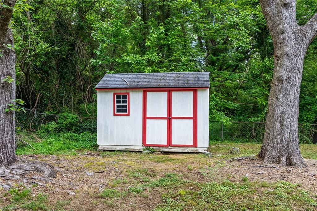 1410 Wiltshire Street High Point, NC 27265 - Photo 29 of 32