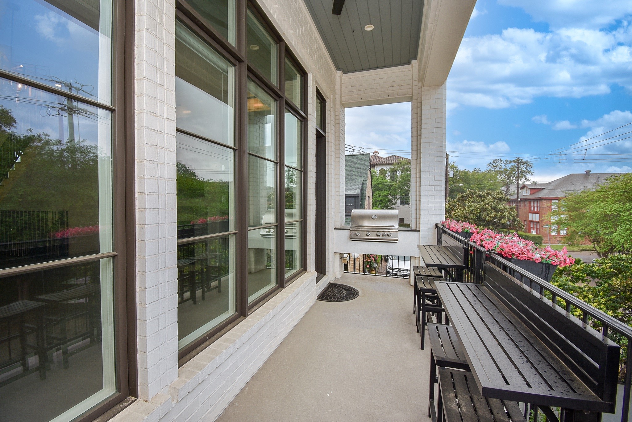1107 Berthea Street, Unit B Houston, TX 77006 - Photo 28 of 50 a balcony with chairs and a table