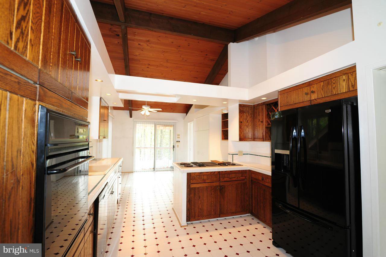 1946 Upper Lake Drive Reston, VA 20191 - Photo 12 of 21 Kitchen