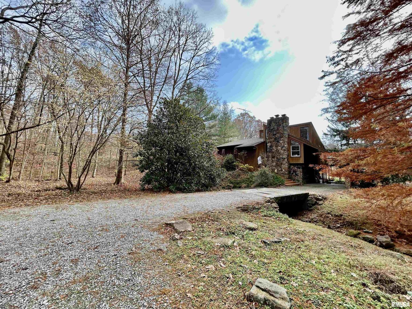 61 Schack Murphysboro, IL 62966 - Photo 2 of 43 a street view with large trees
