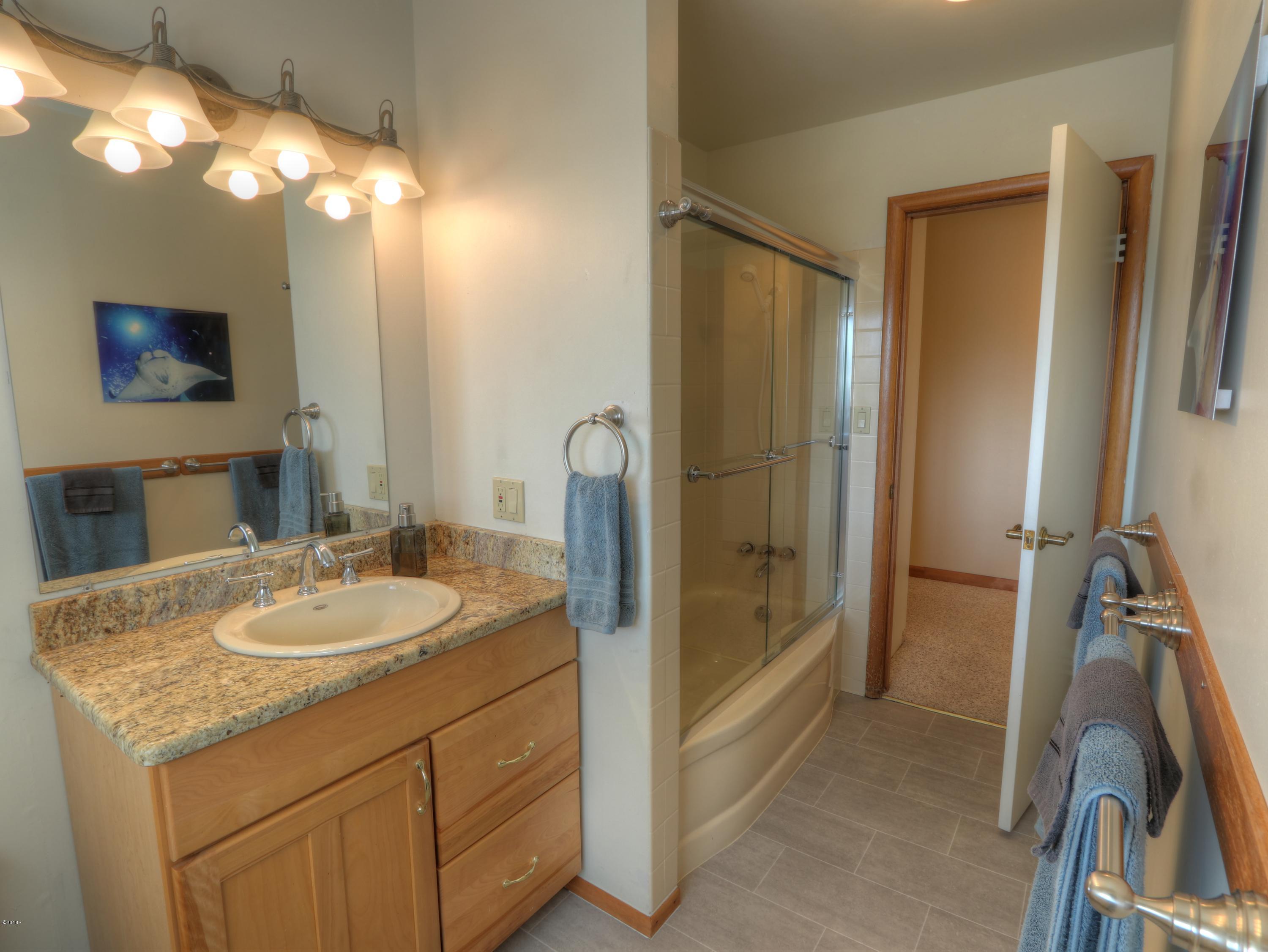 1032 Southwest Mark Street Newport, OR 97365 - Photo 23 of 37 Main Bath