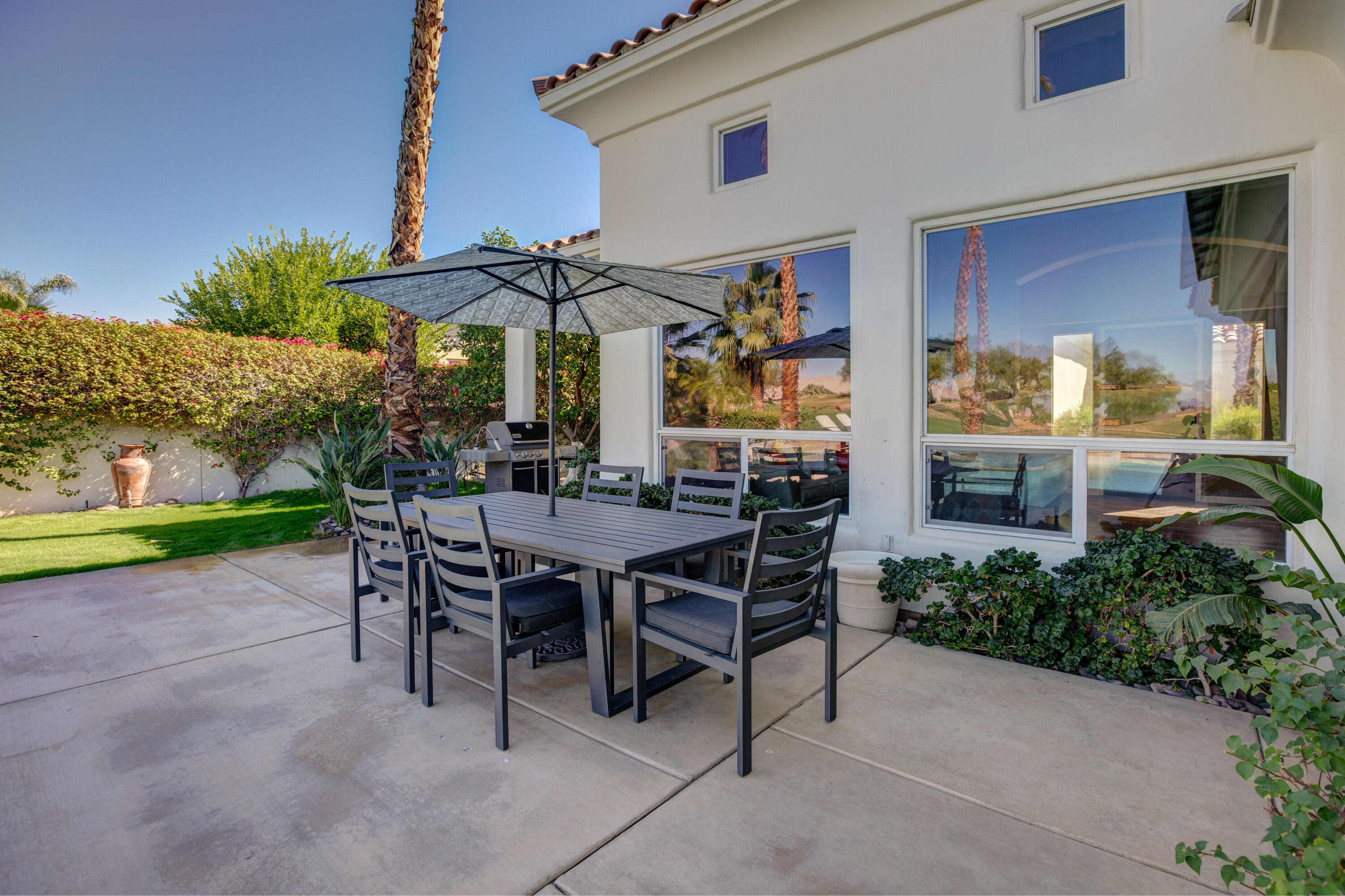 390 Loch Lomond Road Rancho Mirage, CA 92270 - Photo 47 of 55 a table and chairs in front of a building