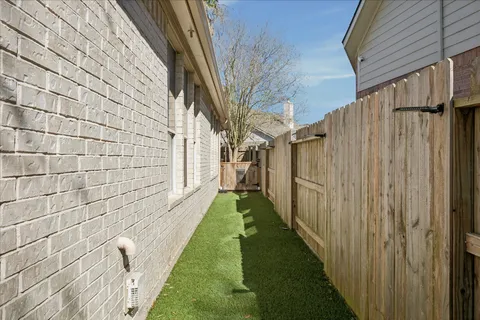 $450,000 | 3211 Chappelwood Drive, Pearland, TX 77584