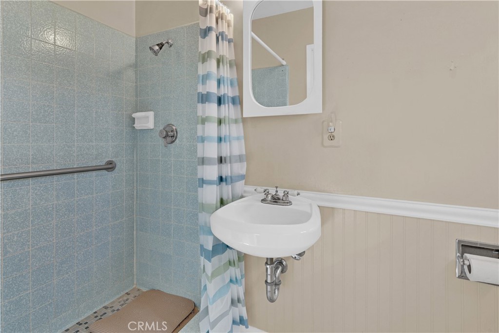 123 19th Street Paso Robles, CA 93446 - Photo 15 of 24 a bathroom with a sink a toilet and shower