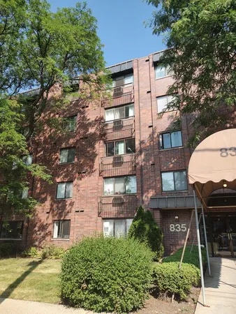 $160,000 | 835 Pearson Street, Unit 308, Des Plaines, IL 60016