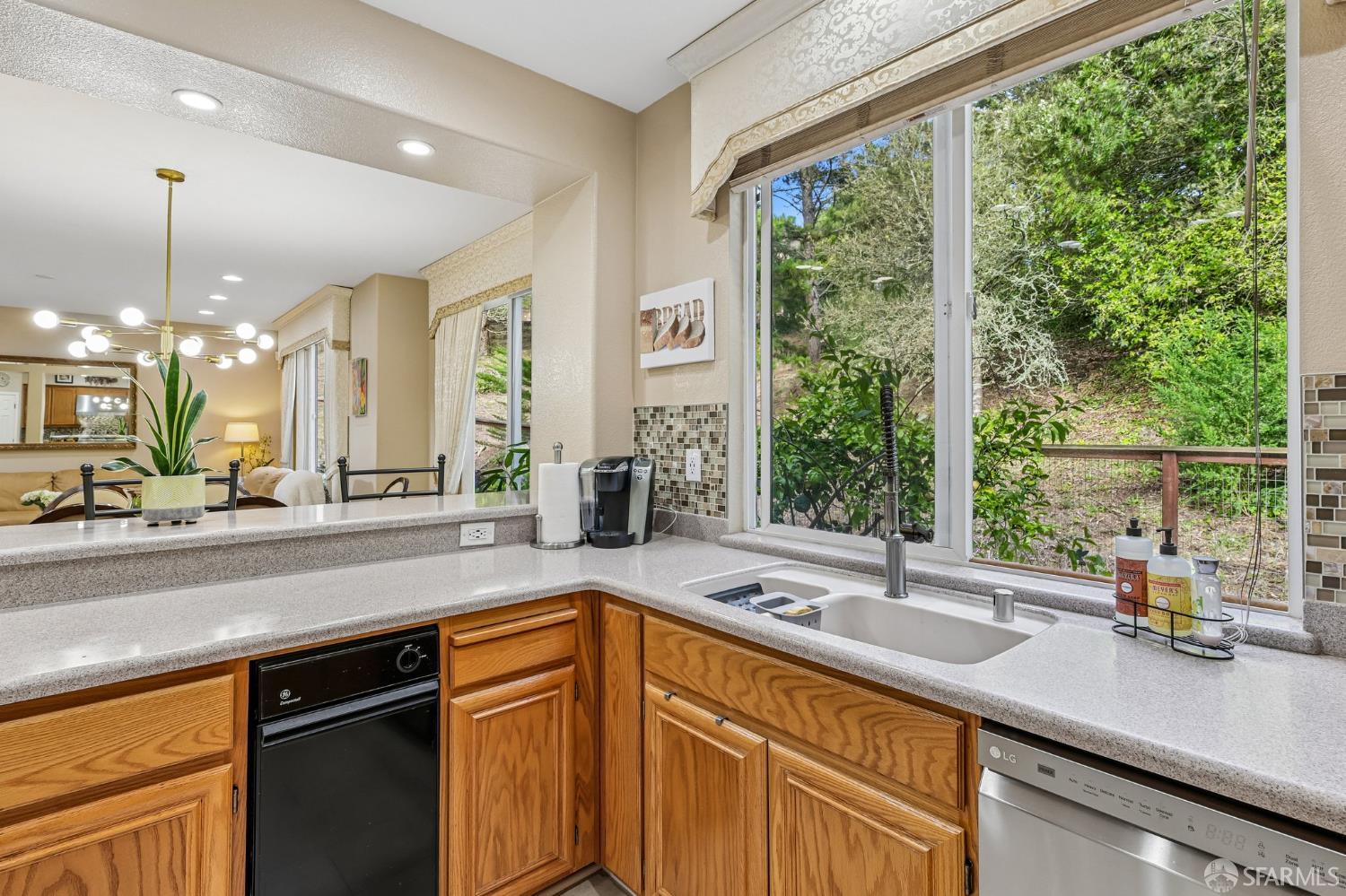 356 View Point Court Pacifica, CA 94044 - Photo 15 of 41
