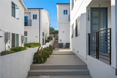 a view of a entrance of the house