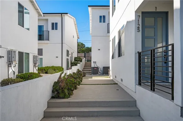 $3,650 | 7125 South La Cienega Boulevard, Los Angeles, CA 90045