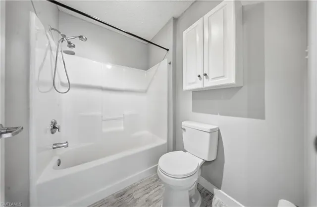 $2,300 | 286 Leawood Circle, Naples, FL 34104