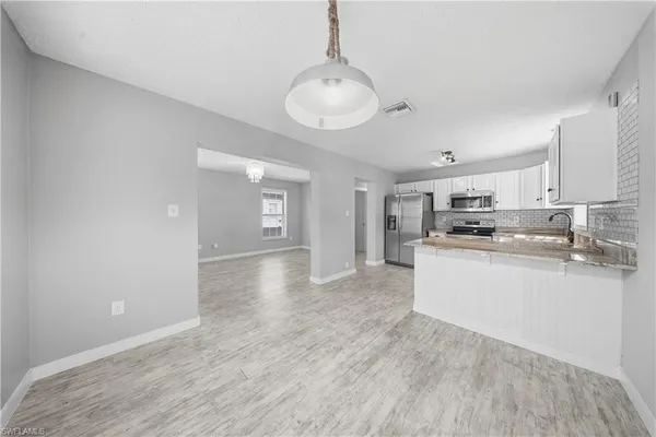 $2,300 | 286 Leawood Circle, Naples, FL 34104