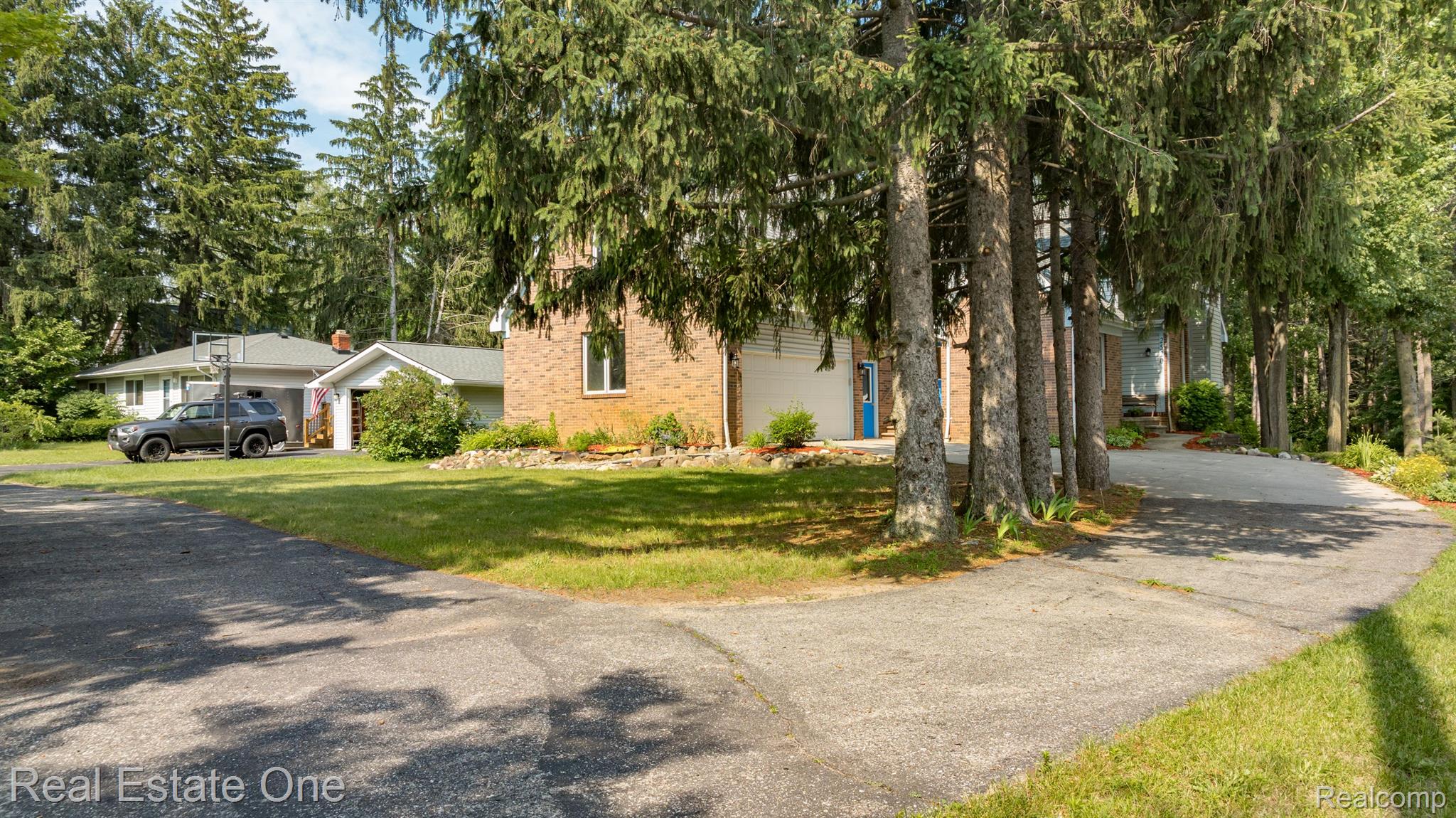 2520 South Commerce Road Walled Lake, MI 48390 - Photo 45 of 56 Circular drive way shared