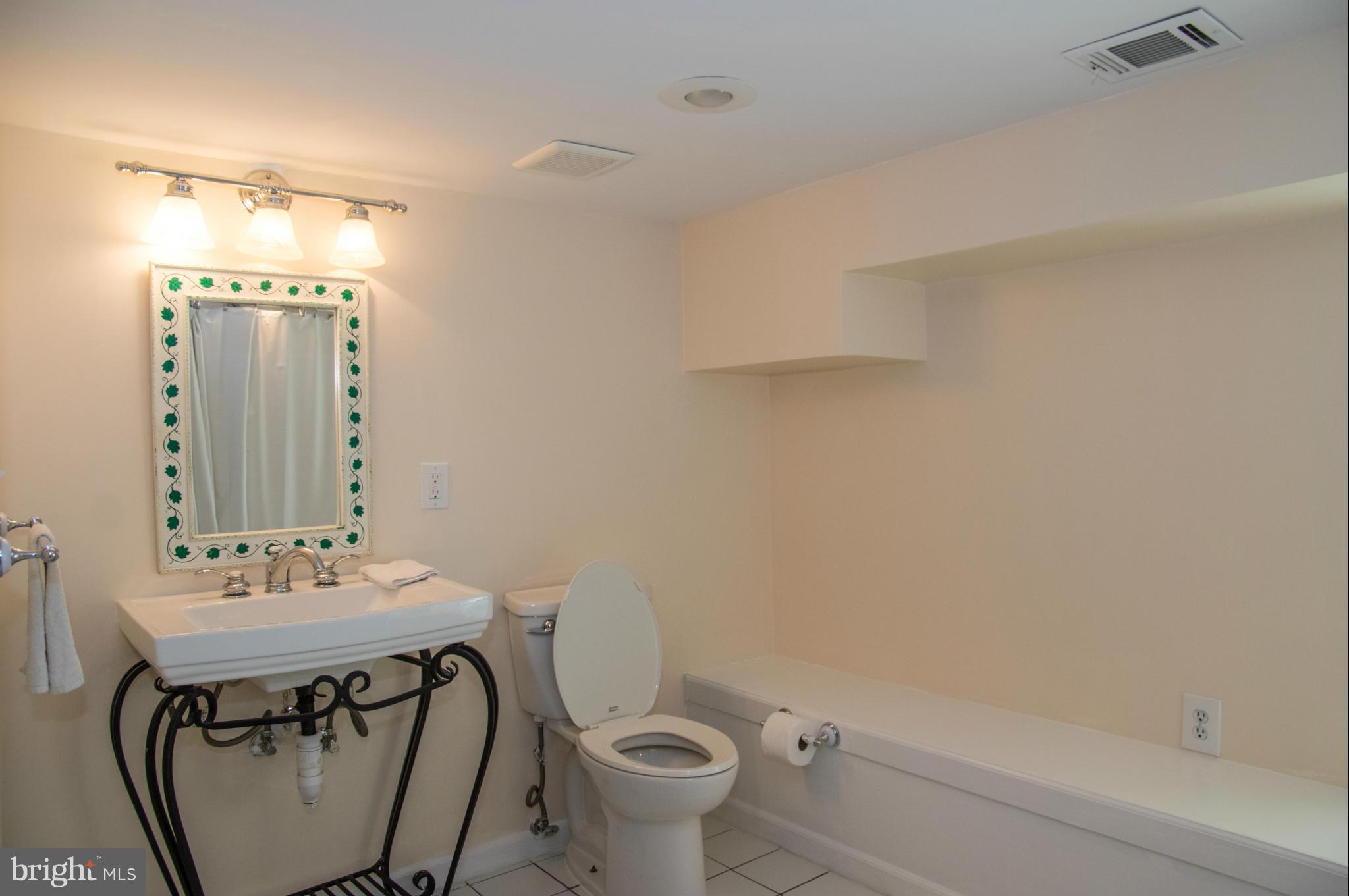 10016 Coach Road Vienna, VA 22181 - Photo 15 of 16 Bath (Master)
