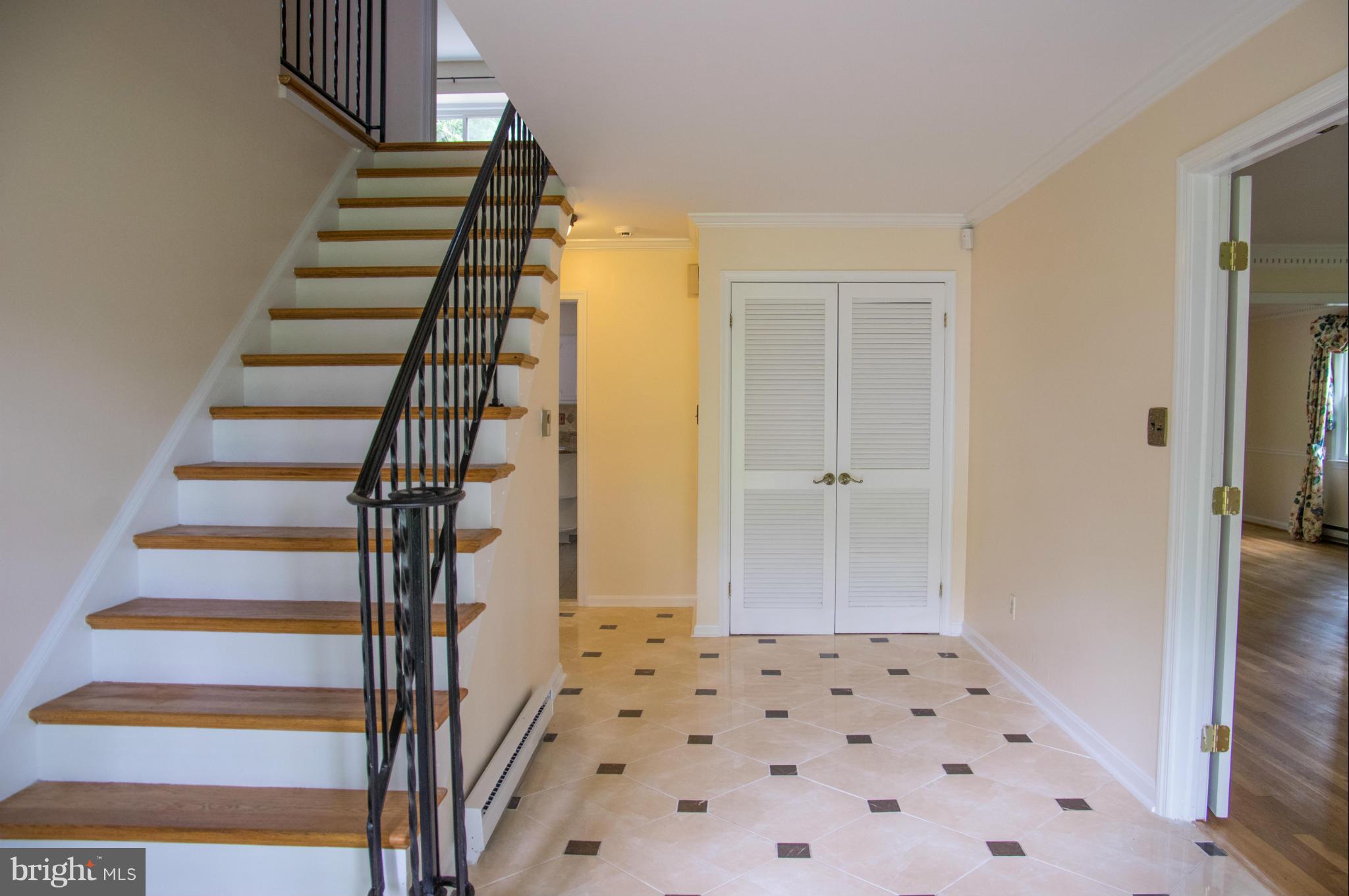 10016 Coach Road Vienna, VA 22181 - Photo 4 of 16 Interior (General)