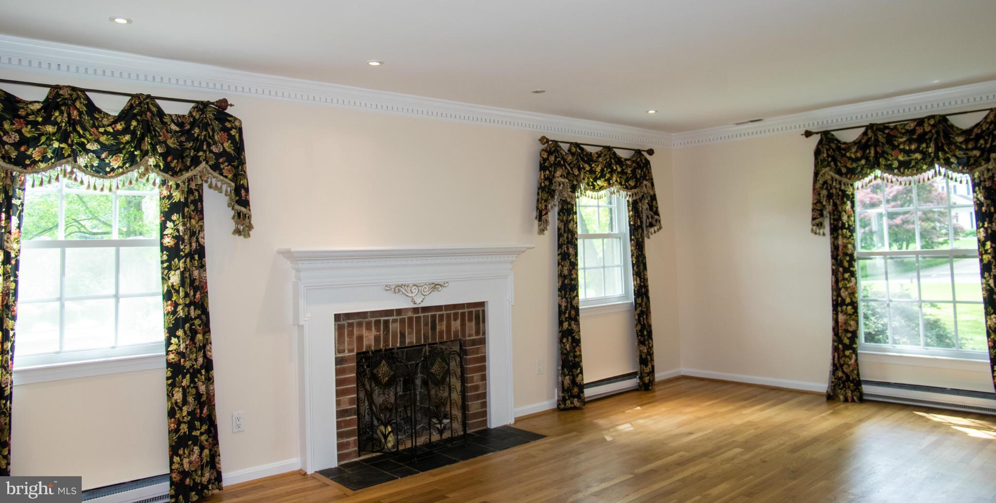 10016 Coach Road Vienna, VA 22181 - Photo 5 of 16 Living Room