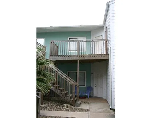 a view of entryway with a small yard