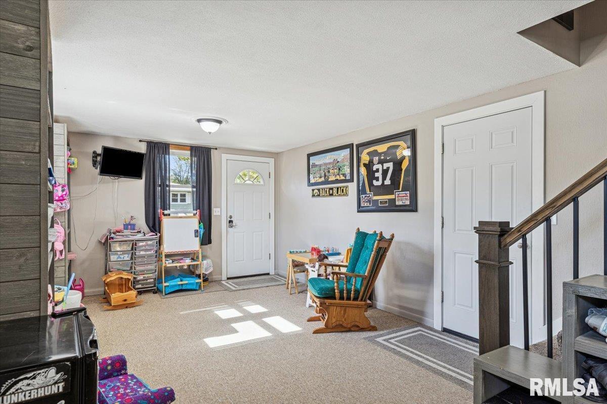 1146 6th Avenue North Clinton, IA 52732 - Photo 21 of 27 a view of livingroom with furniture and toys
