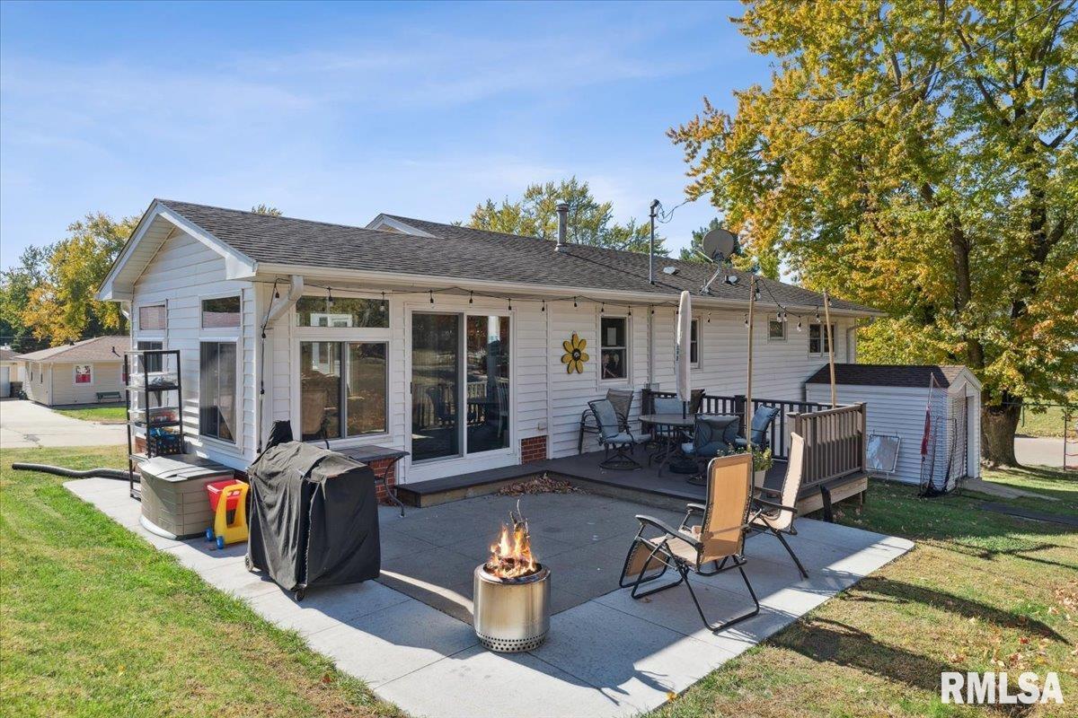 1146 6th Avenue North Clinton, IA 52732 - Photo 4 of 27 a view of a house with backyard sitting area and garden