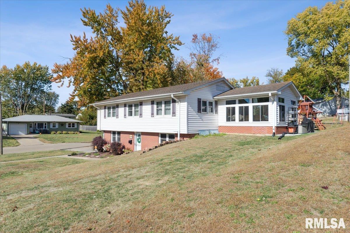 1146 6th Avenue North Clinton, IA 52732 - Photo 5 of 27 a view of a house with a yard and sitting area