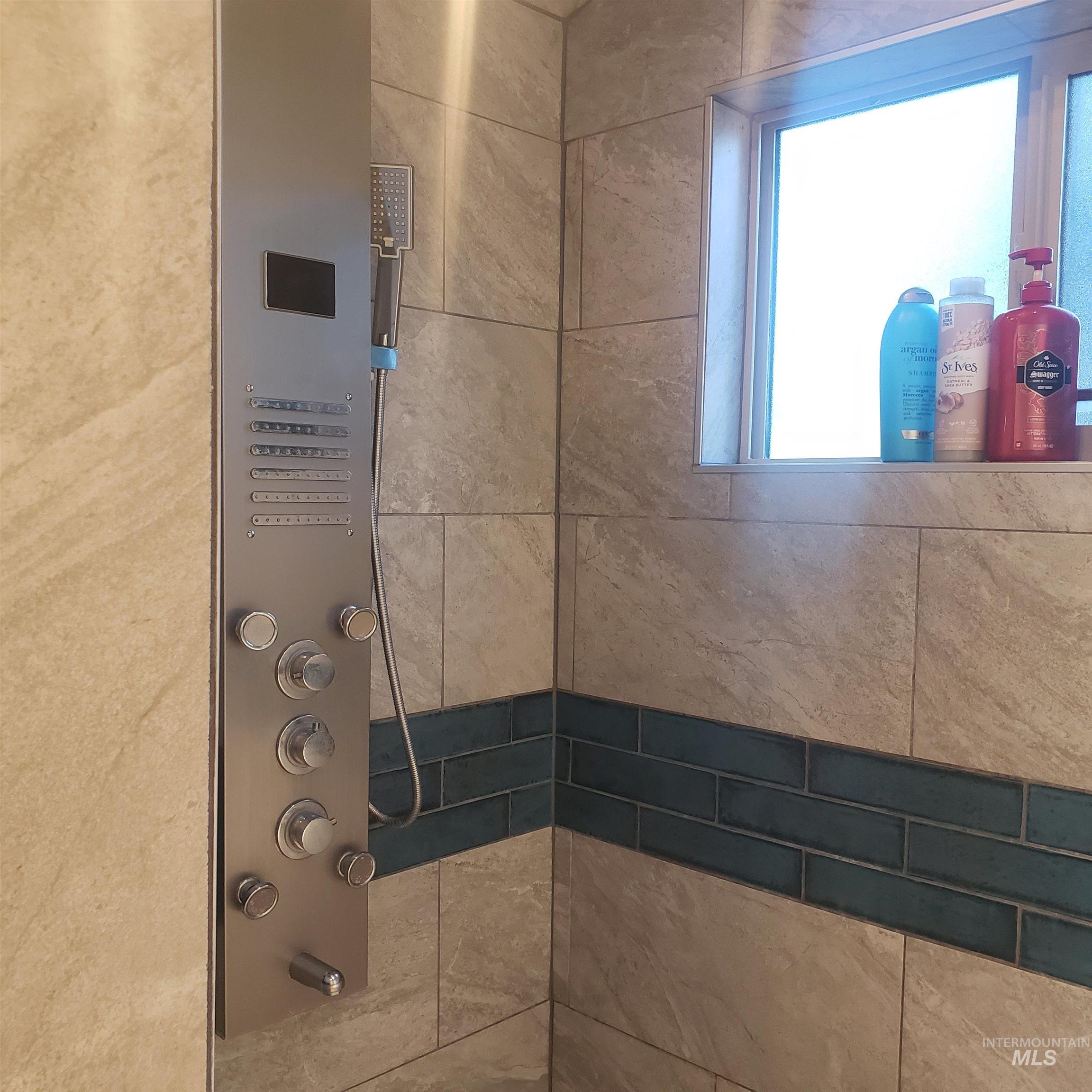 1098 Crescent Rim Drive McCall, ID 83638 - Photo 25 of 42 Full bath featuring tiled shower and elevator
