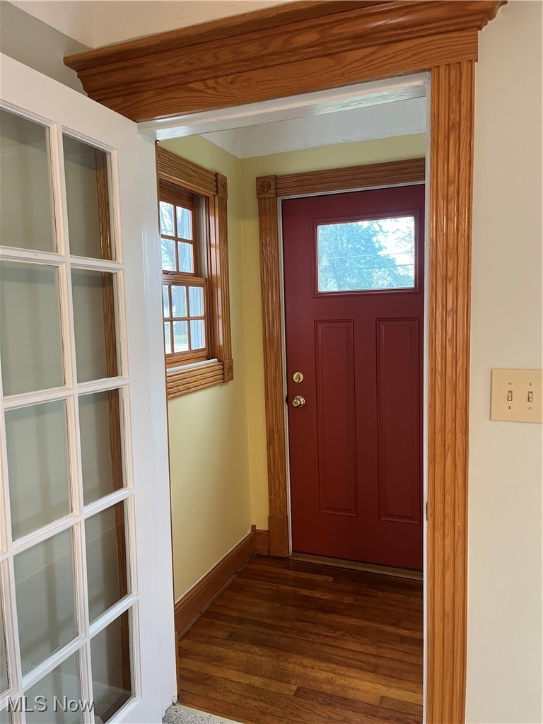 140 Overlook Road Painesville, OH 44077 - Photo 21 of 47 Front Doorway, crown molding