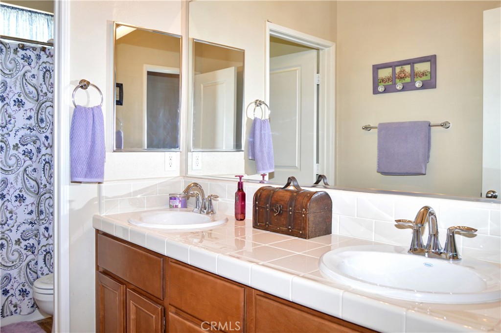 166 Fox Lane Calimesa, CA 92320 - Photo 49 of 76 2nd Full Bath with Dual Sinks, Privacy Door to Water Closet, and Tub/Shower Combo