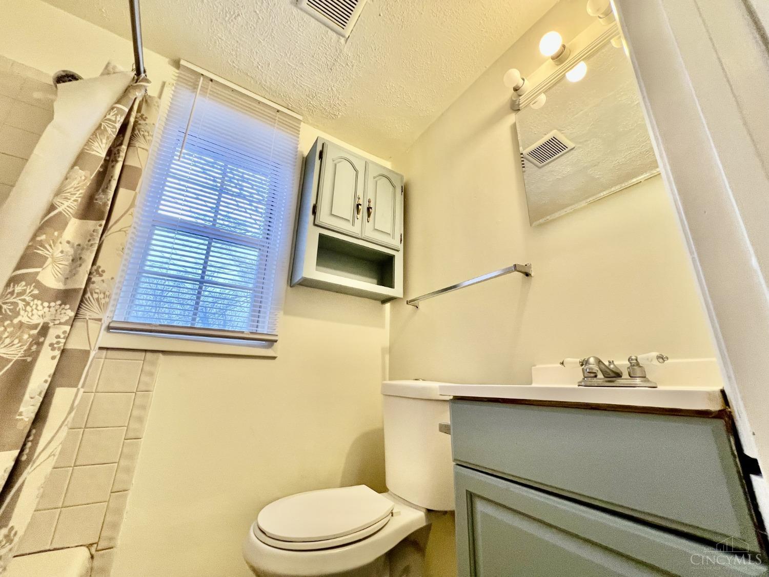 2281 East Galbraith Road Reading, OH 45237 - Photo 8 of 9 Gallery Image 8