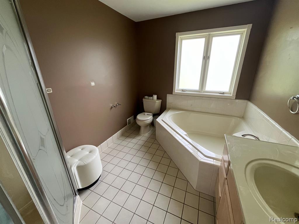 969 Bogie Lake Road White Lake, MI 48383 - Photo 11 of 29
