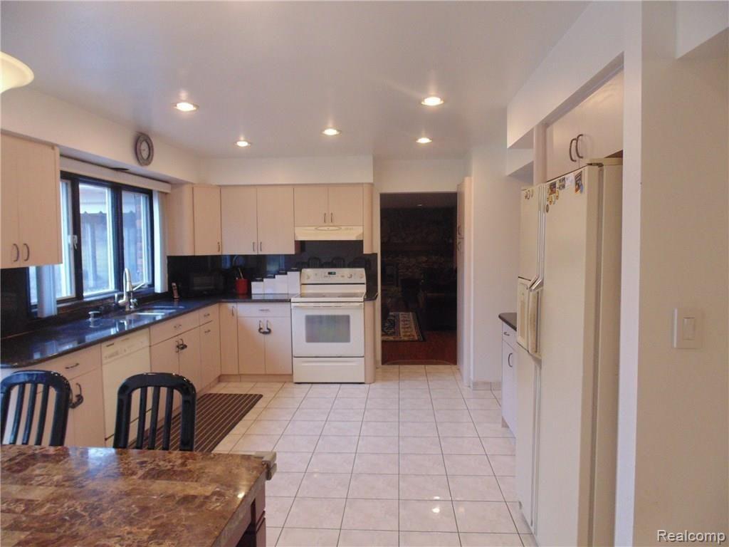 3909 Terrybrook Road West Bloomfield, MI 48322 - Photo 11 of 32 DSC03307.JPG