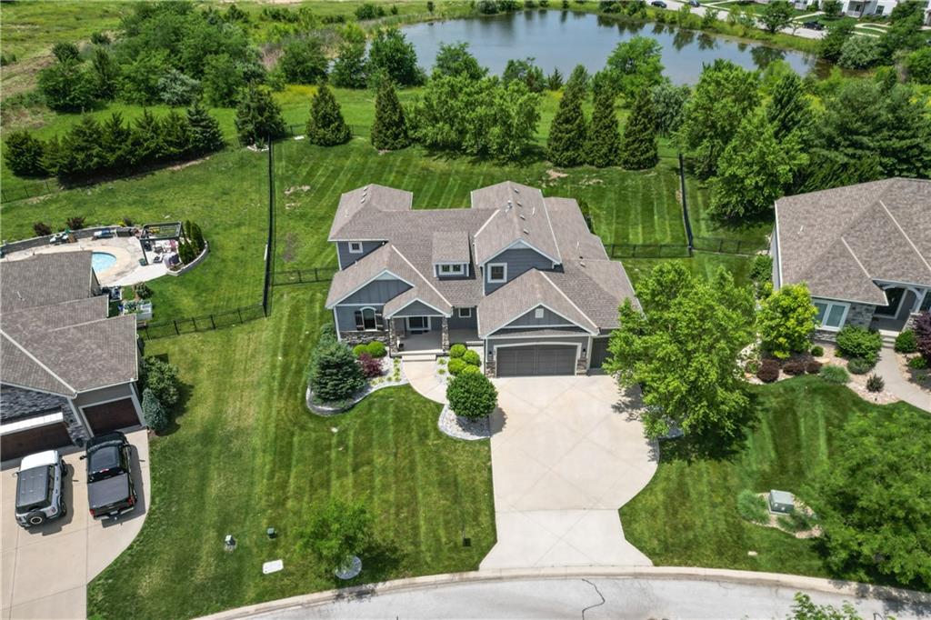 194 Southwest Roosevelt Ridge Lee's Summit, MO 64081 - Photo 2 of 40
