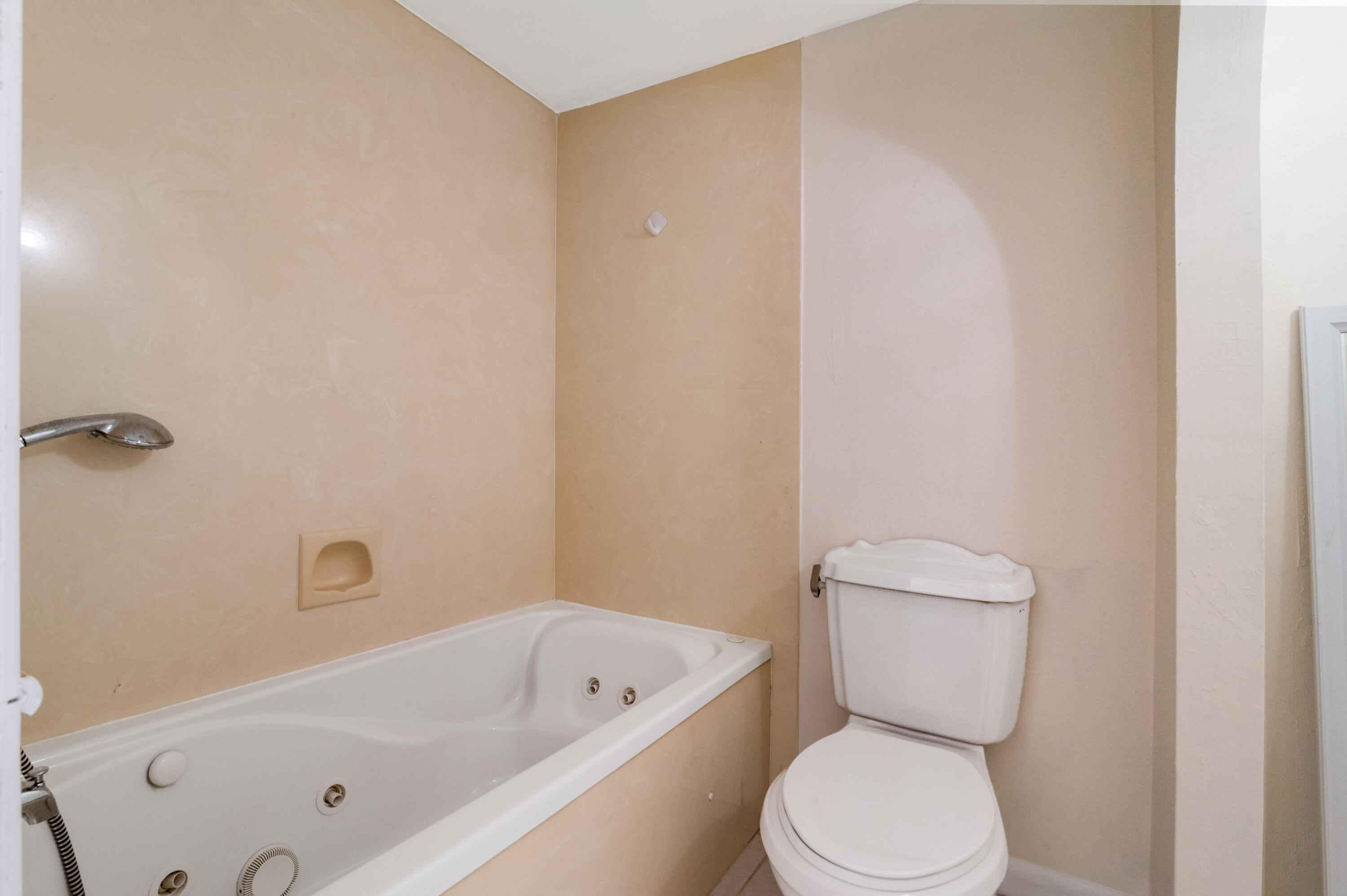 660 Dover Street, Unit A4 Boca Raton, FL 33487 - Photo 16 of 26 13 Bathroom 02