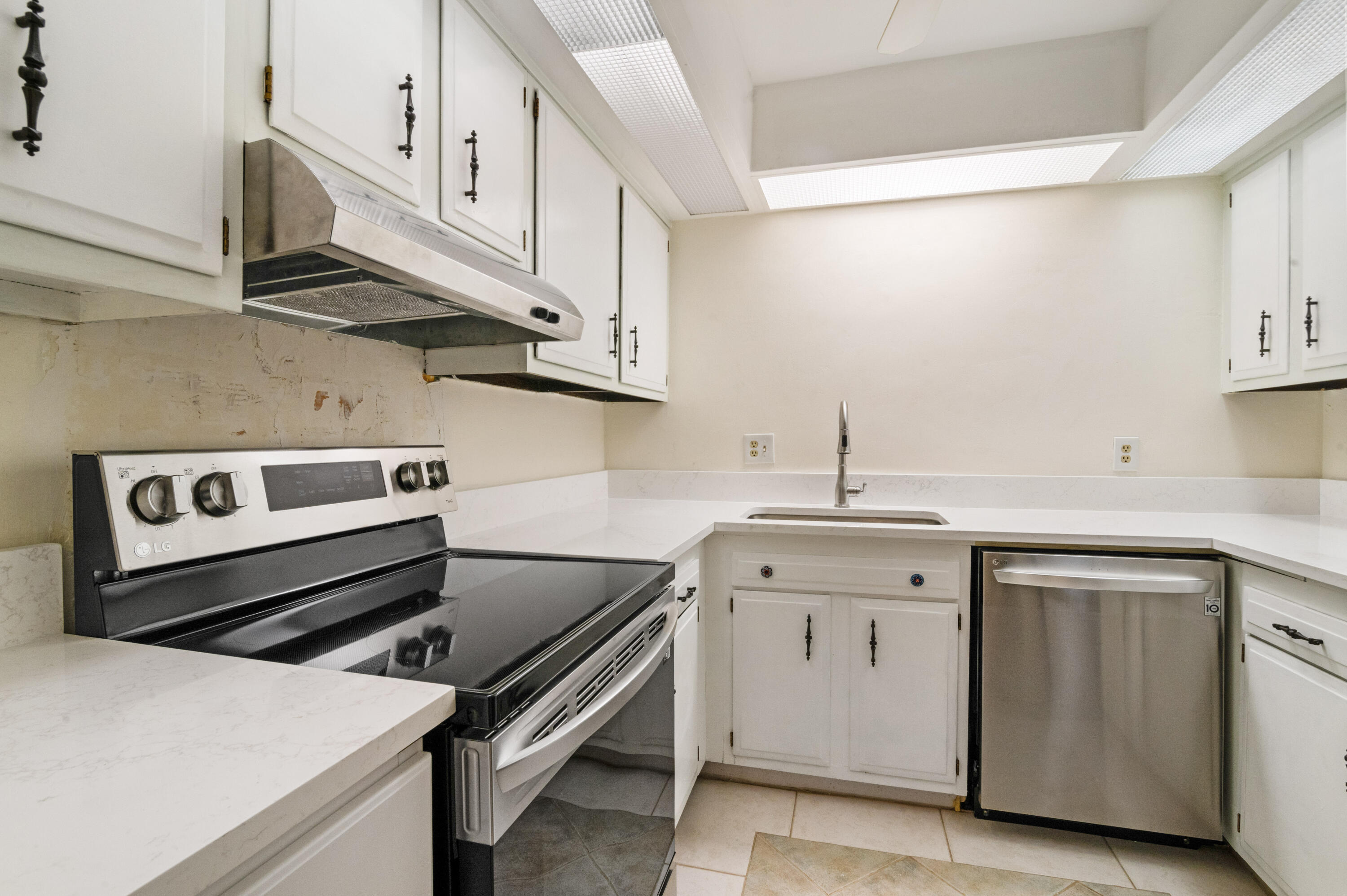 660 Dover Street, Unit A4 Boca Raton, FL 33487 - Photo 17 of 26 14 Kitchen 01