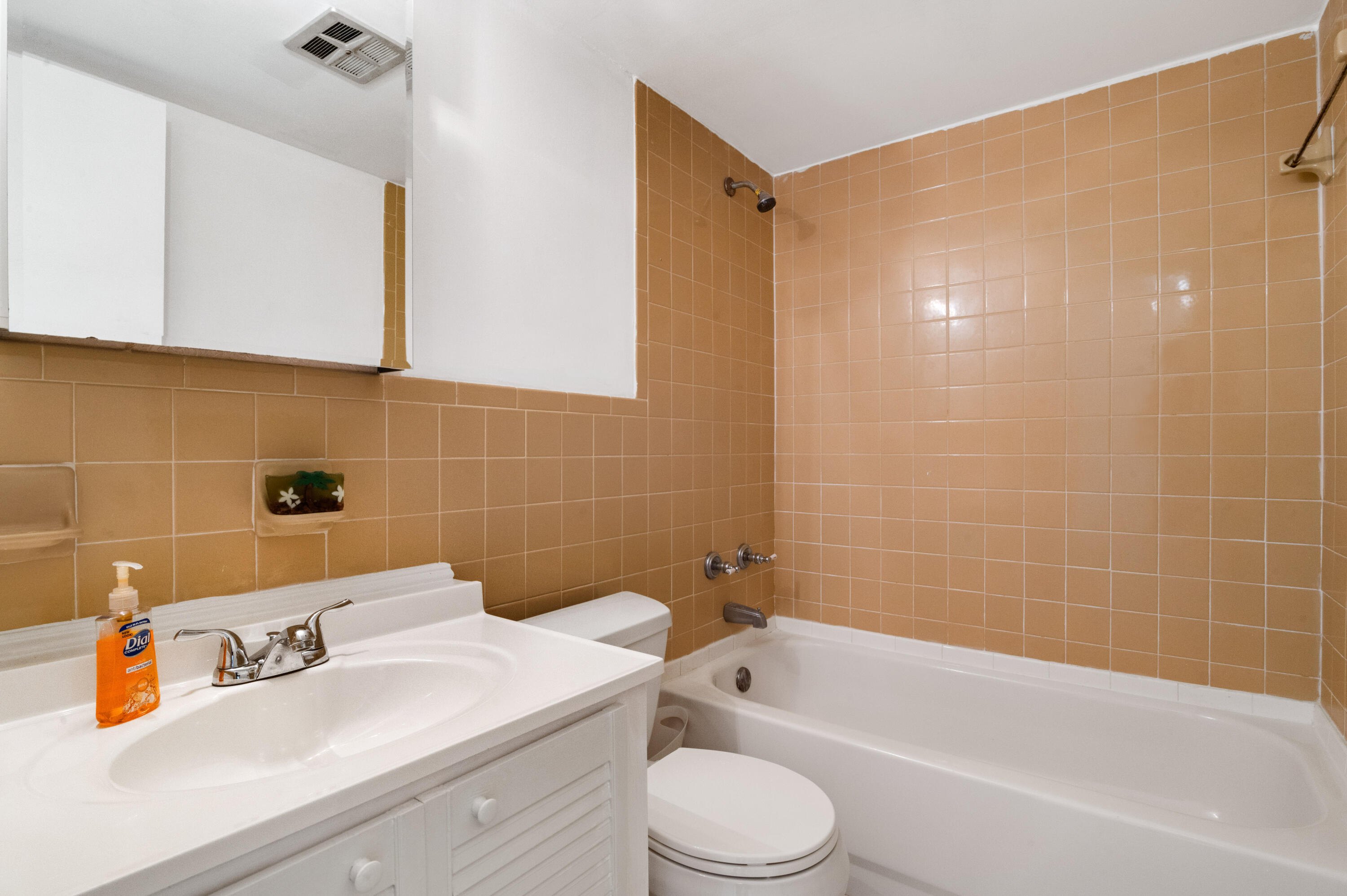 660 Dover Street, Unit A4 Boca Raton, FL 33487 - Photo 22 of 26 19 Bathroom 01