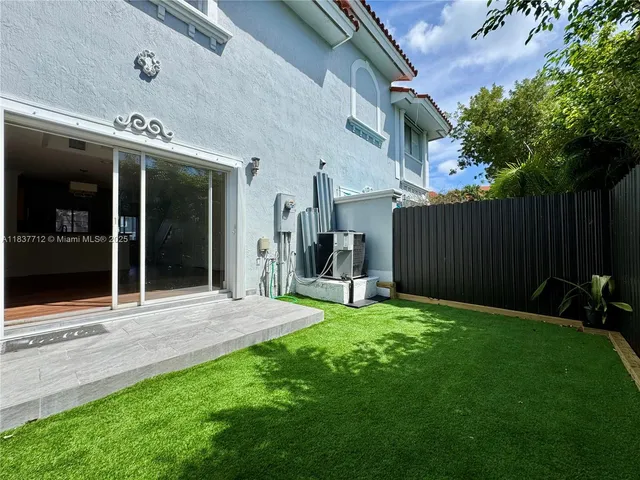 a view of back yard of the house