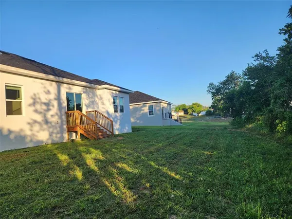a view of a house with backyard