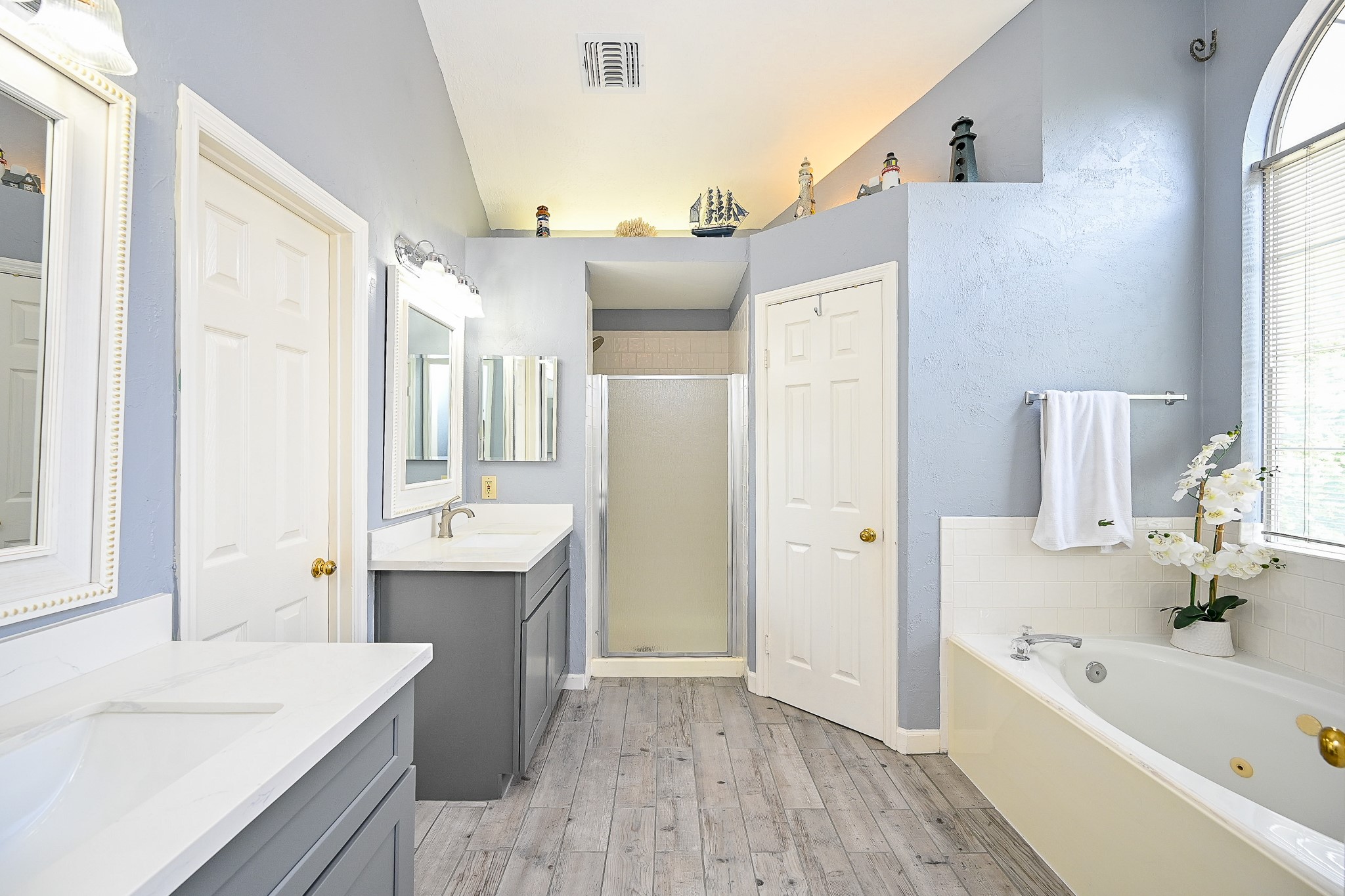 17518 Rustling Aspen Lane Houston, TX 77095 - Photo 24 of 39 a bathroom with a tub sink and mirror