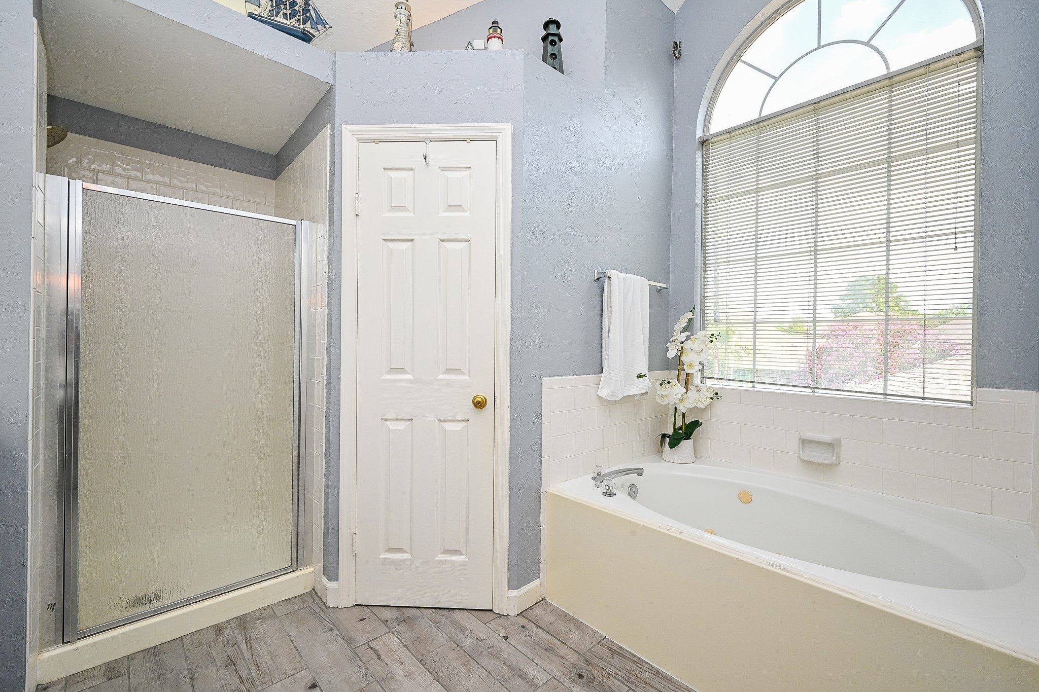17518 Rustling Aspen Lane Houston, TX 77095 - Photo 25 of 39 a white bath tub sitting next to a window