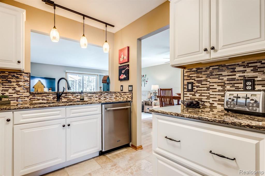 7276 Lakeshore Road Lakeport, MI 48059 - Photo 8 of 38