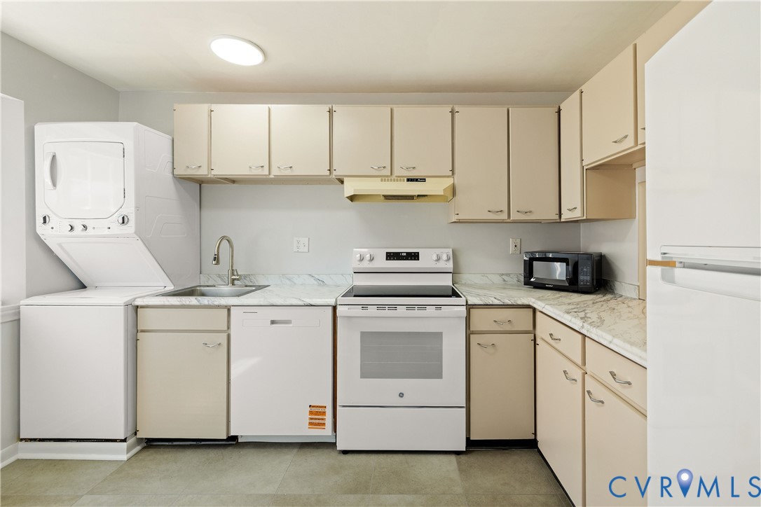 9129 Derbyshire Road, Unit E Henrico, VA 23229 - Photo 8 of 36 Kitchen featuring a stacked washer and dryer, stai