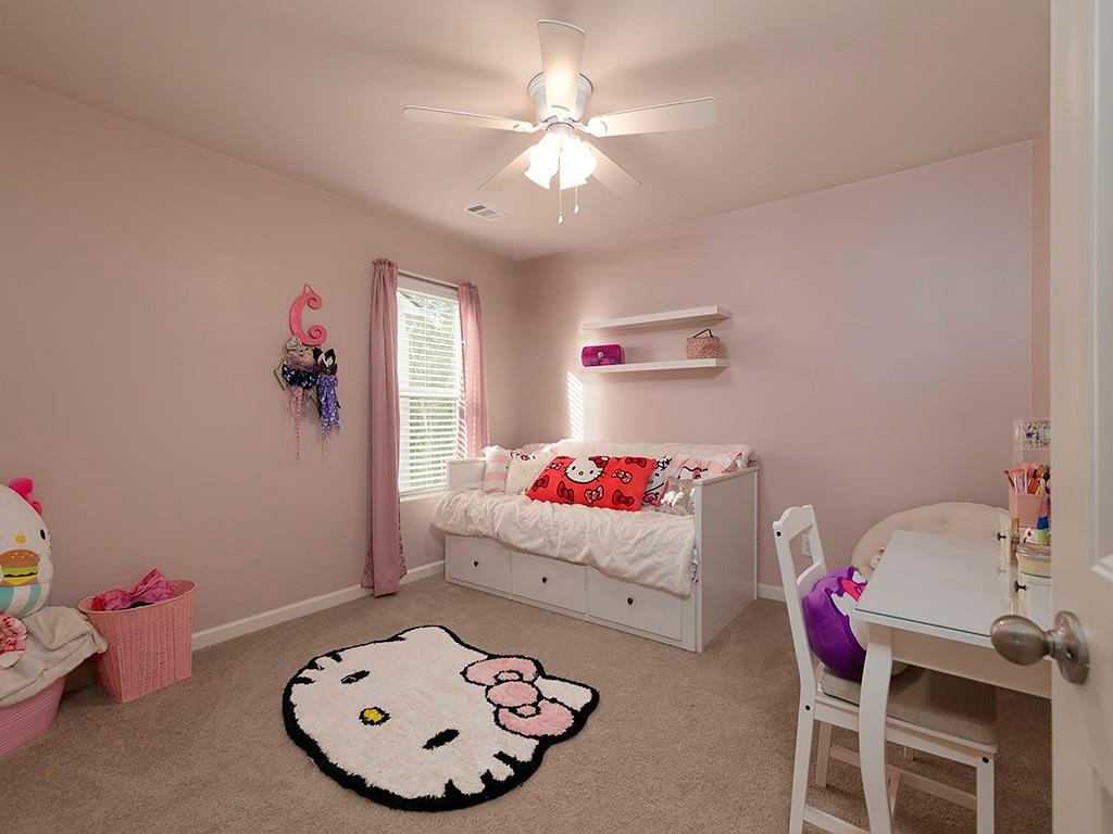 371 Highgrove Circle Dallas, GA 30157 - Photo 15 of 20 a living room with furniture and decor