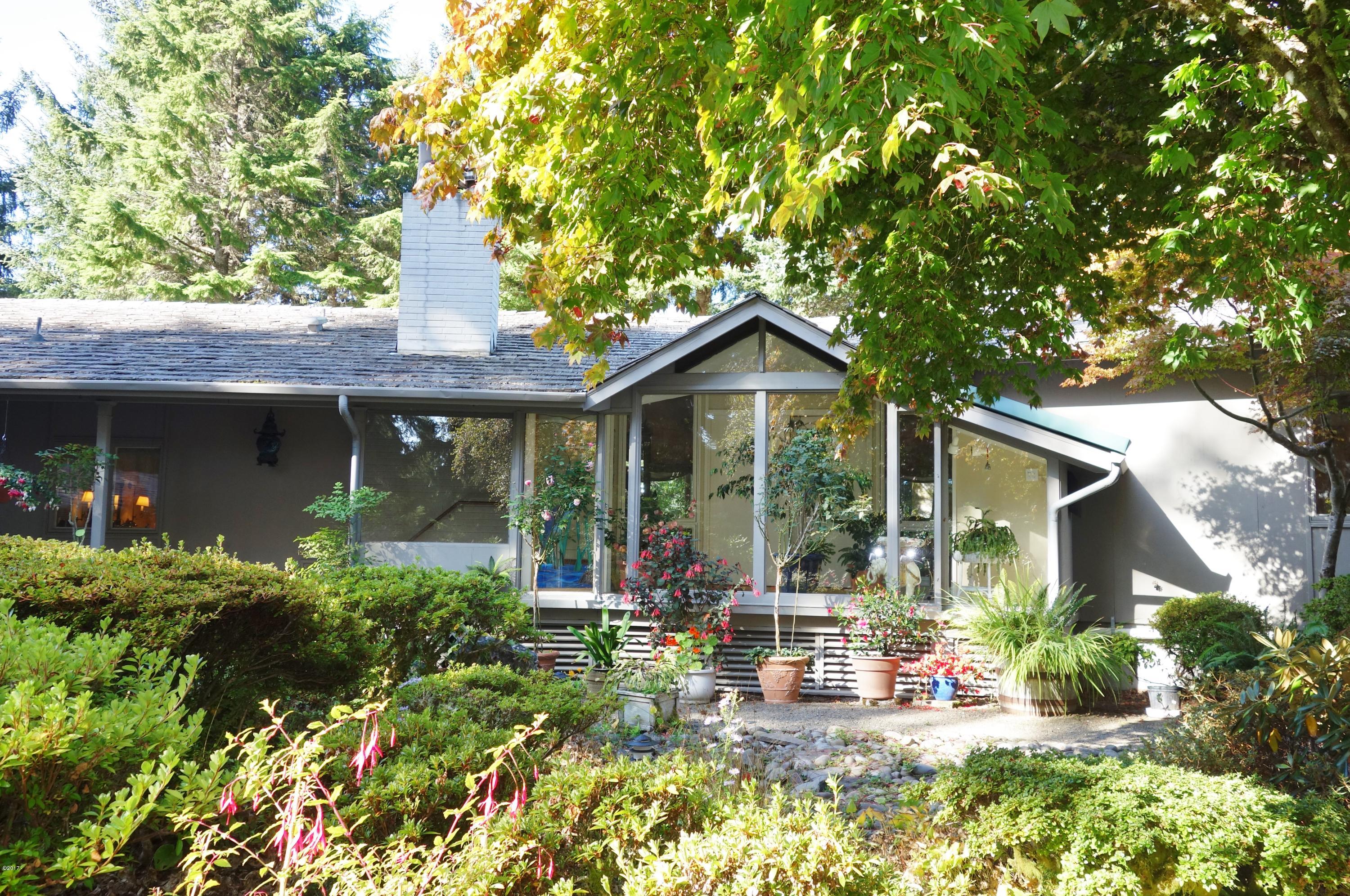 117 Ridge Crest Road Gleneden Beach, OR 97388 - Photo 5 of 34 Sunroom Exterior