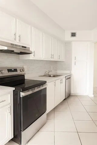 $1,950 | 6921 Environ Boulevard, Unit 6R, Lauderhill, FL 33319