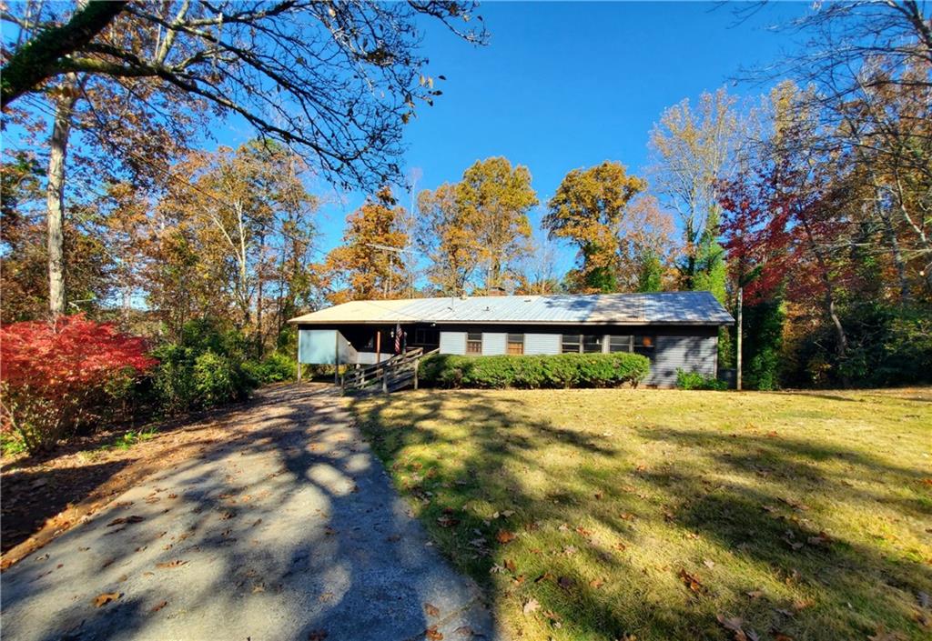 a view of a house with a yard