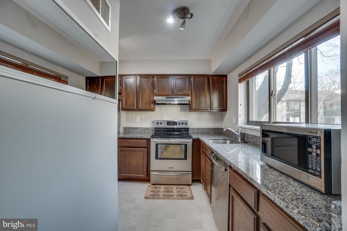 2015 Golf Course Drive Reston, VA 20191 - Photo 6 of 42