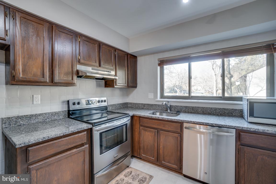 2015 Golf Course Drive Reston, VA 20191 - Photo 9 of 42