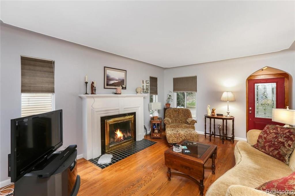 1600 Roslyn Road Grosse Pointe Woods, MI 48236 - Photo 5 of 24