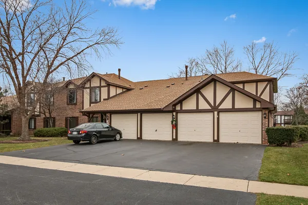 $2,695 | 961 Cross Creek Drive North, Unit 2A, Roselle, IL 60172