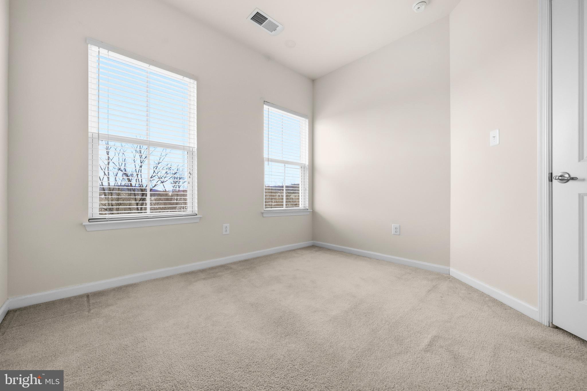 617 Potomac View Parkway Brunswick, MD 21716 - Photo 17 of 48 an empty room with windows
