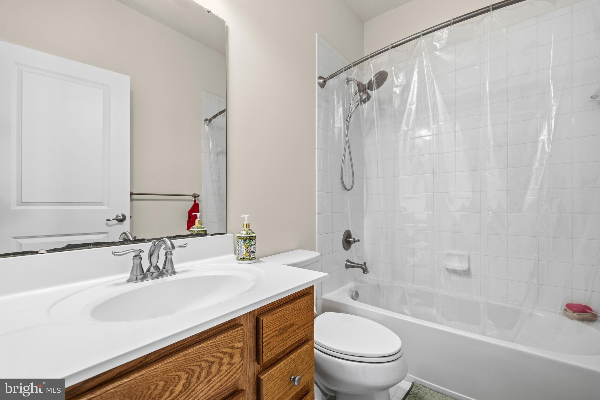 617 Potomac View Parkway Brunswick, MD 21716 - Photo 18 of 48 a bathroom with a sink a toilet and a bathtub
